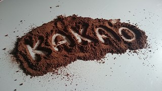 Word "kakao" traced in cocoa powder